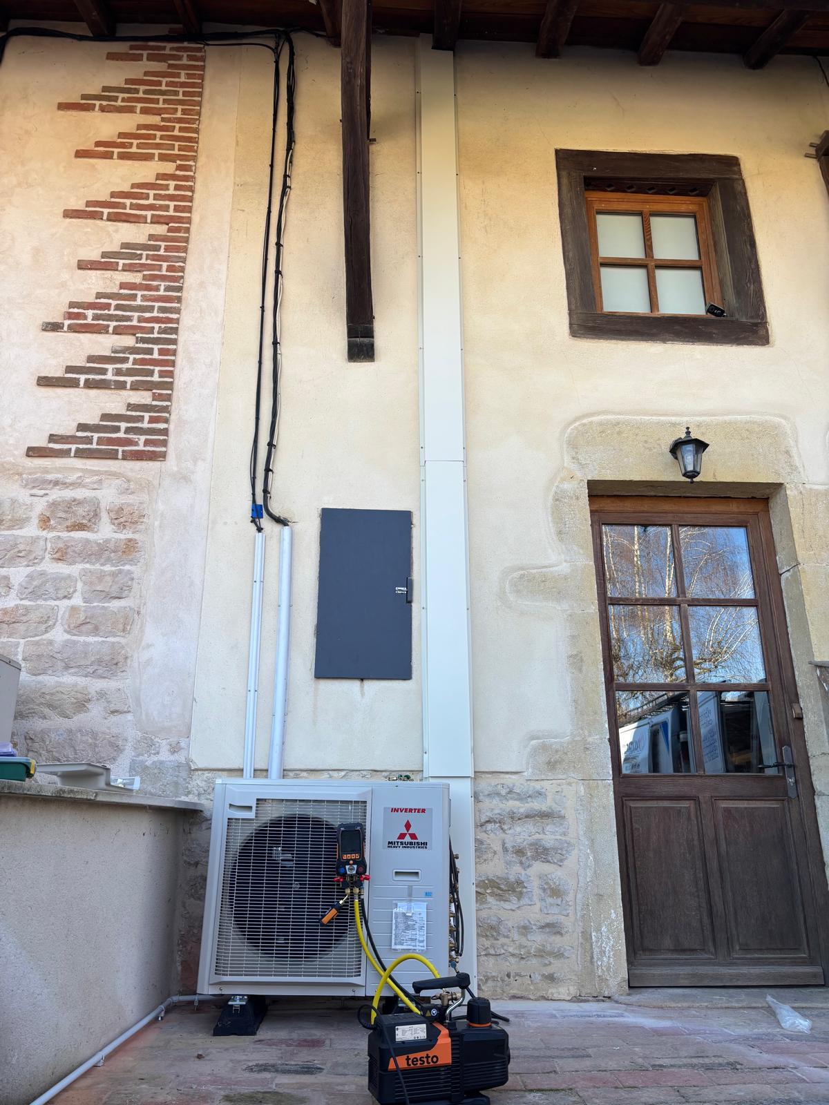 Installation climatisation split dans l'Ain — chantier 1